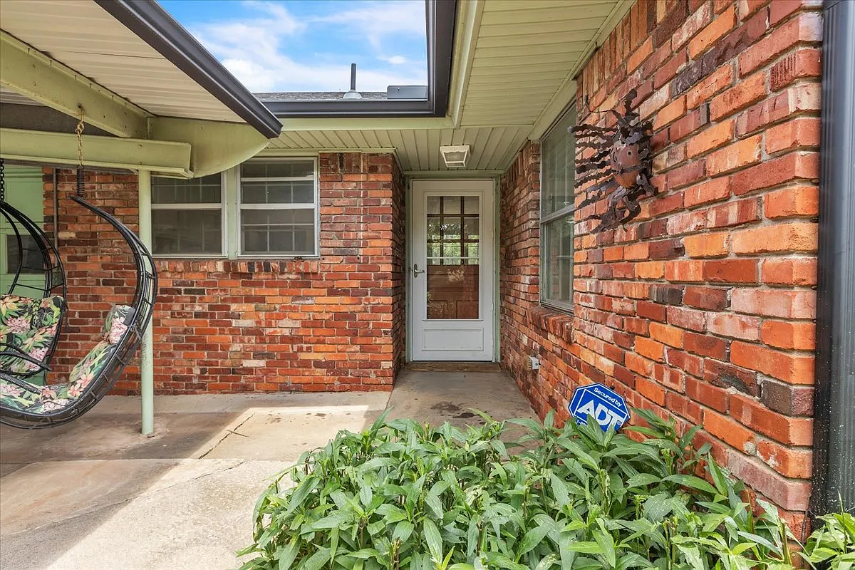 3 bed, 1.5 bath, 1565 sqft, $1,545 — Photo 2