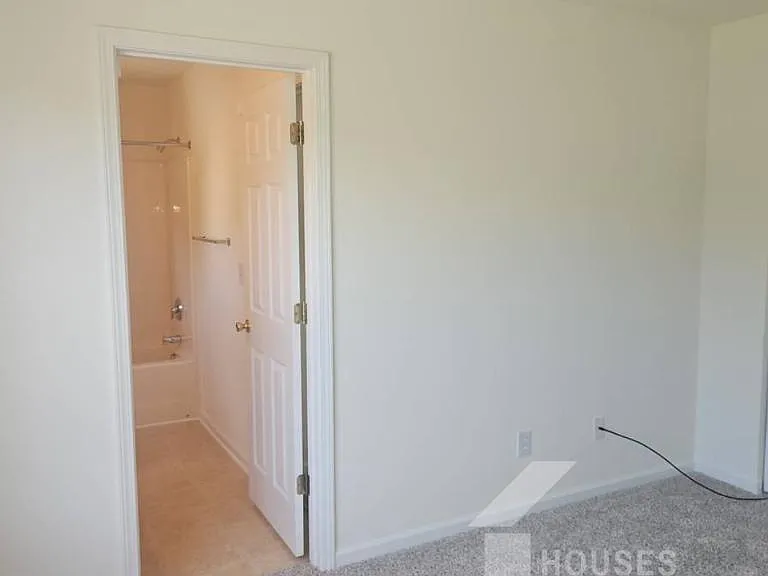 213 Worcester Ln — Photo 16