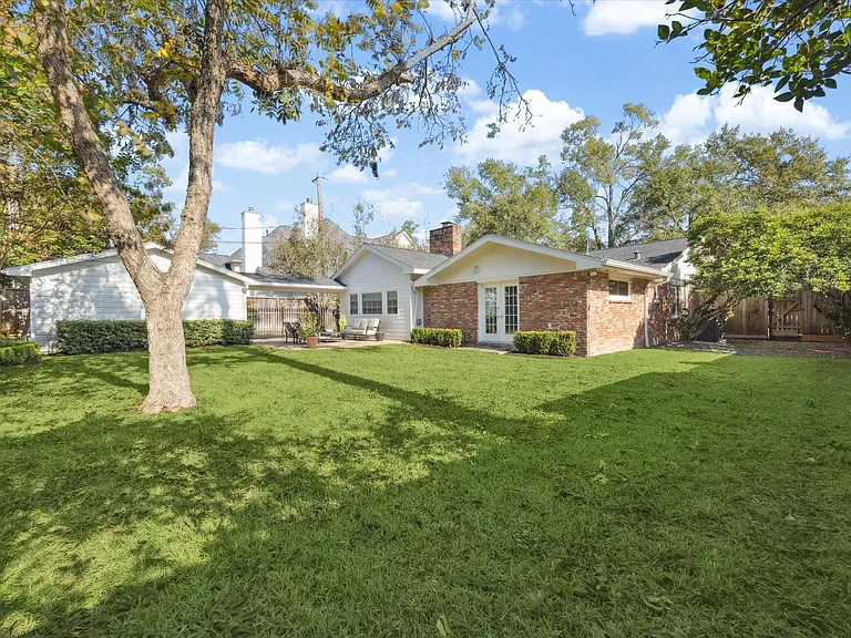 737 Country Ln — Photo 23