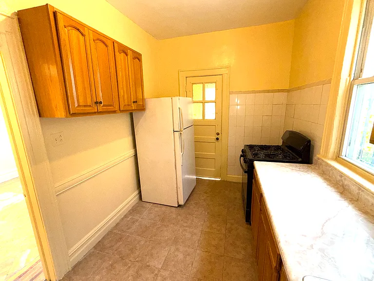 146 E 38th St #1 — Photo 18