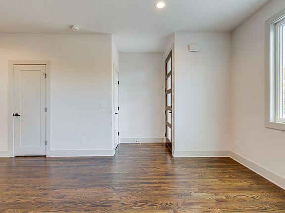 4th image of 310 Queen Ave #B
