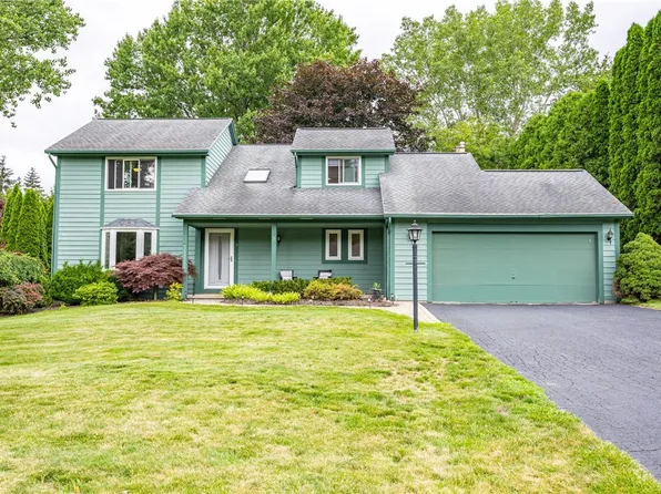3 Random Knolls Dr, Penfield, NY 14526