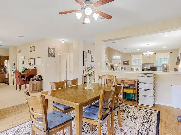 2426 Caroline Ct — Photo 2