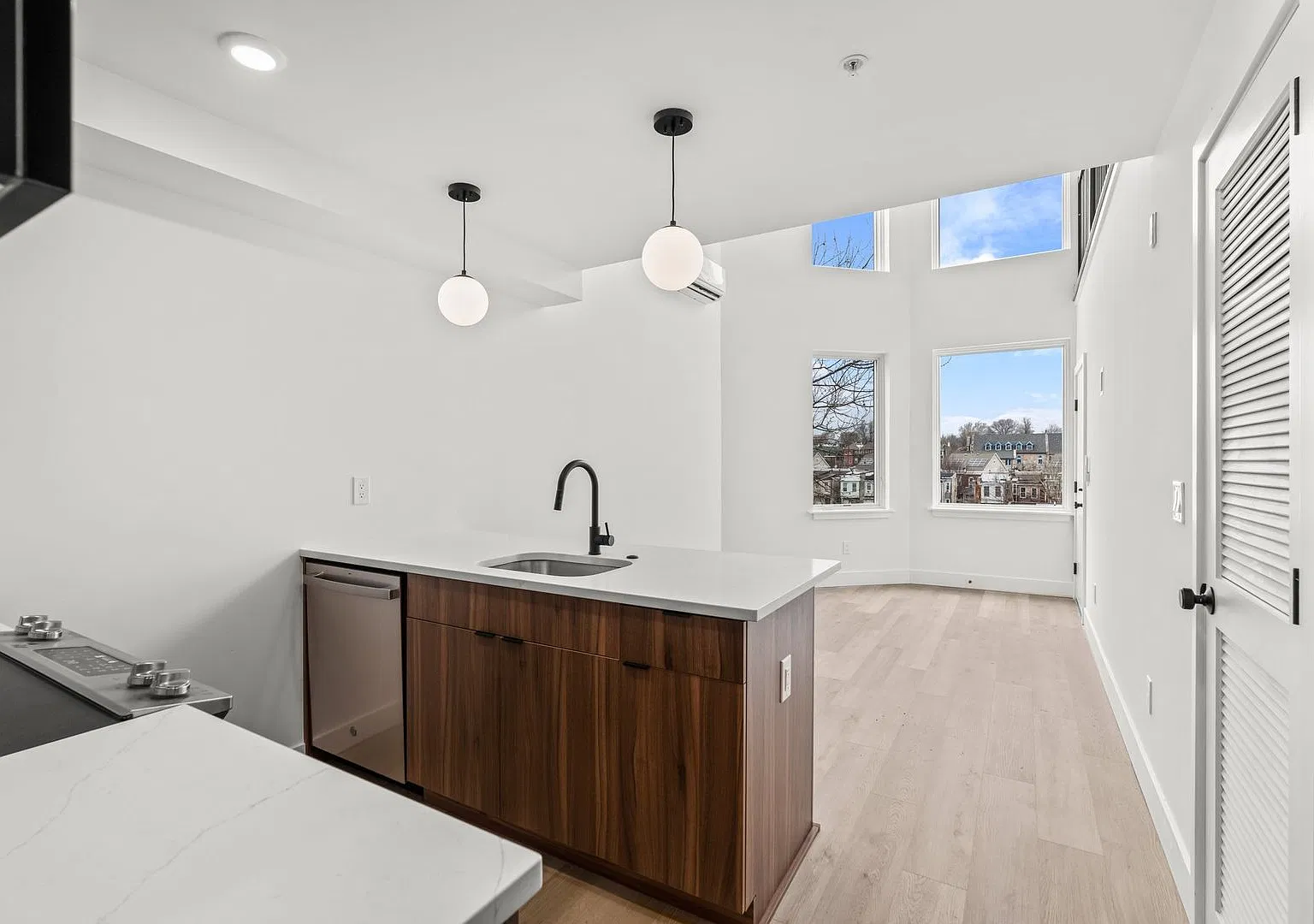 Penthouse Loft Apartment with Large Roof Deck — Photo 1