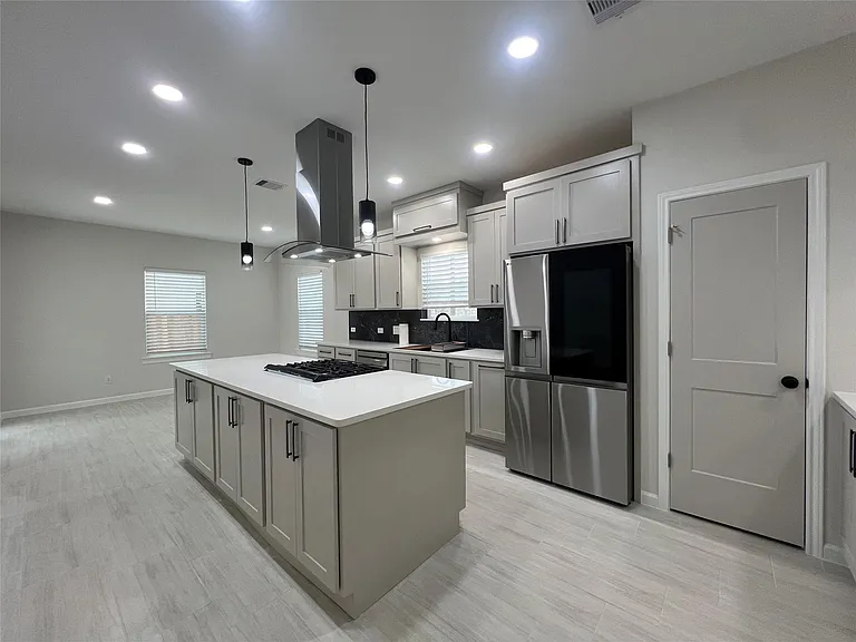 817 Center St — Photo 6