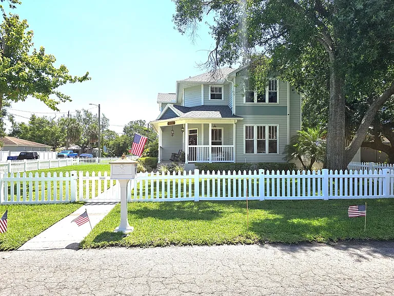 7402 S De Soto St — Photo 6
