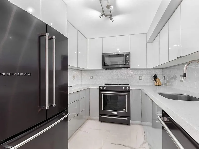 6039 Collins Ave #1527 — Photo 11