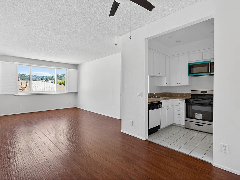 Woodman Ave Apartments — Photo 42