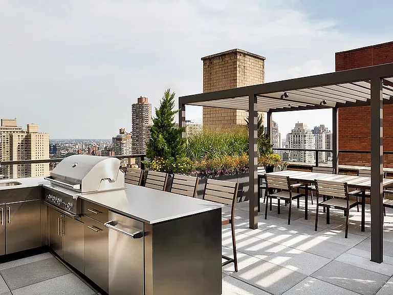 200 E 82nd St #21DE — Photo 37