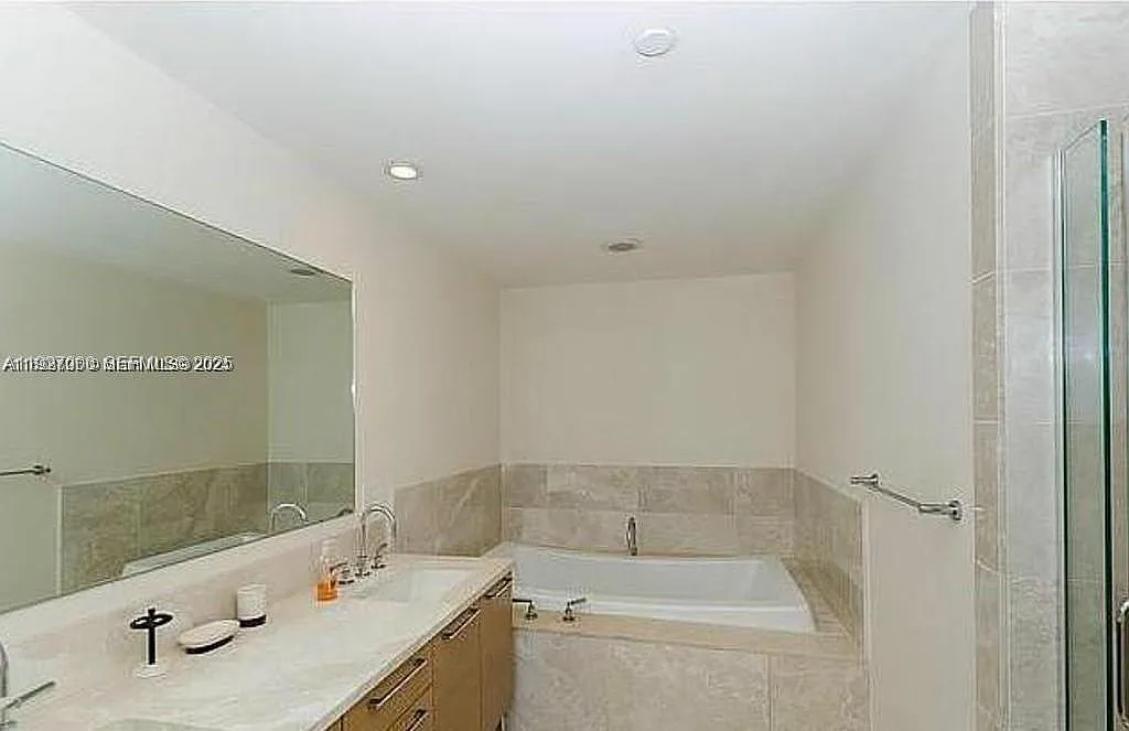 Building Photo - 17001 Collins Ave #1006
