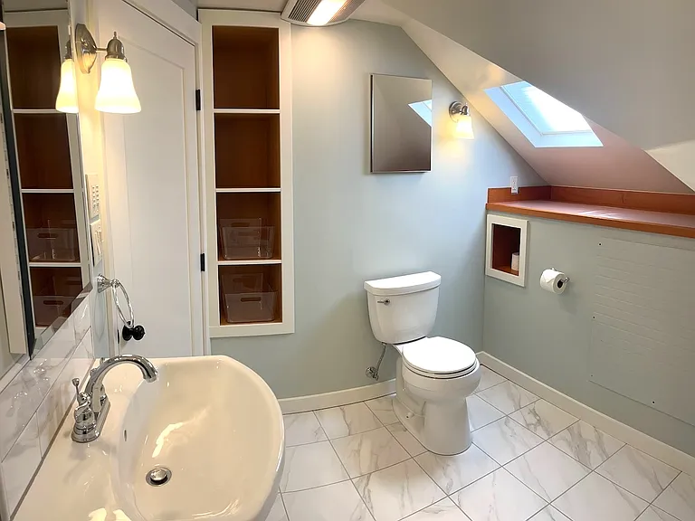 Attic en suite bathroom