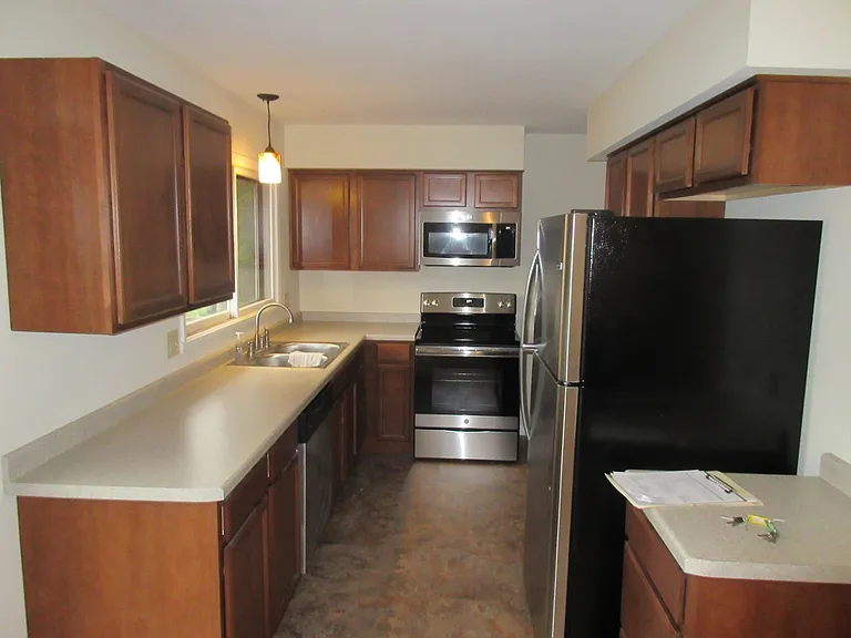 2805-2807 Iroquois Ct — Photo 2