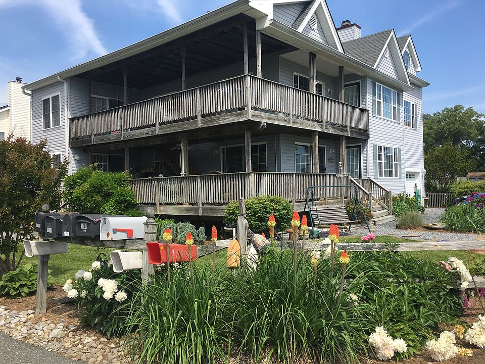 SE corner, house facing bay