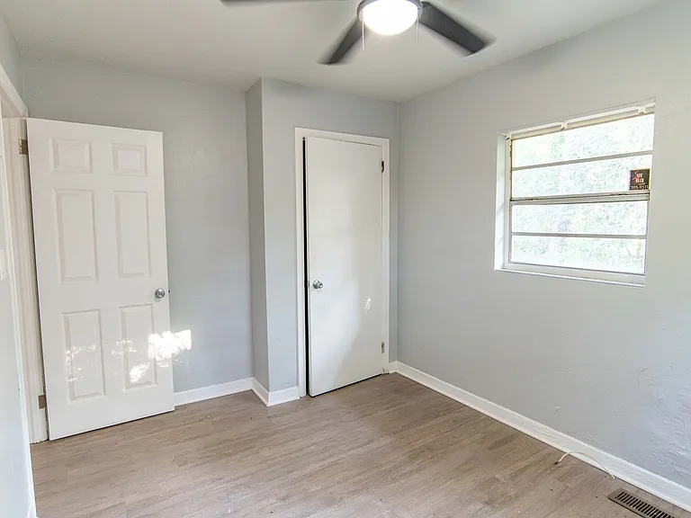 1343 Charlotte St — Photo 18