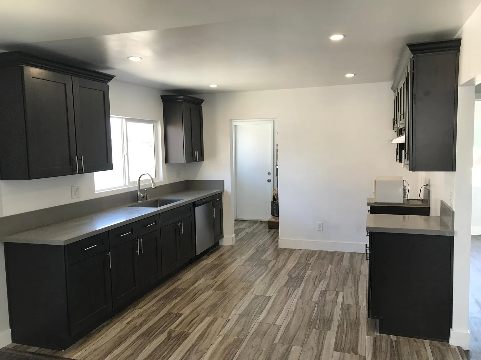 3 bed, 800 sqft, $2,588 — Photo 2