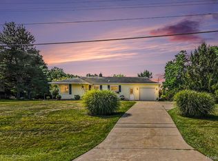 7595 Ledgewood Dr, Fenton, MI 48430