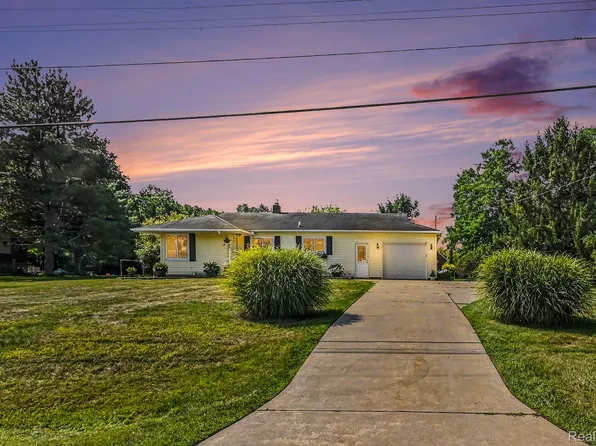 7595 Ledgewood Dr, Fenton, MI 48430