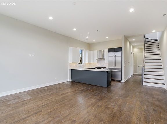 3rd image of 832 N Marshfield Ave #3