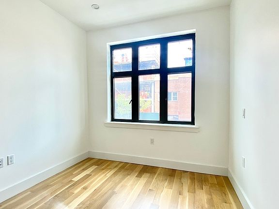 5th image of 810 Lexington Ave #1