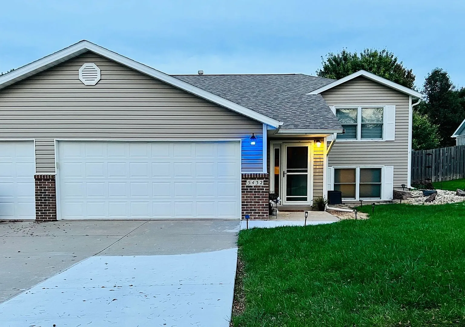 Spacious 5BR House in Lincoln — Photo 1