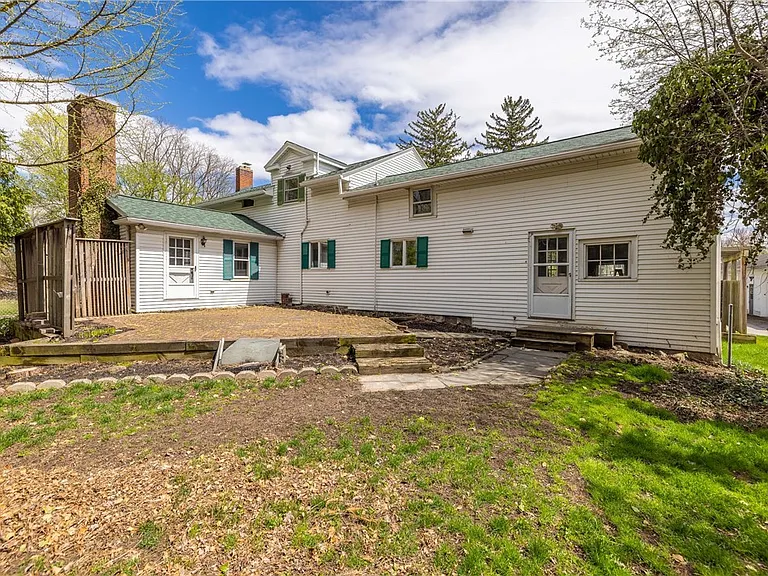 1253 Fairport Rd — Photo 8