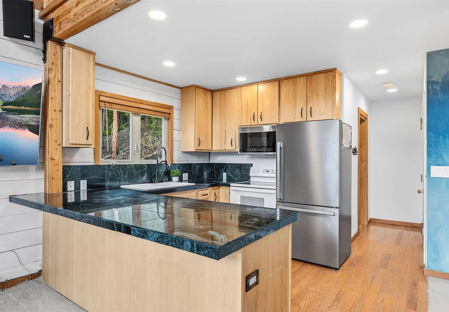 4 bed, 3.5 bath, 2225 sqft, $4,950 — Photo 4