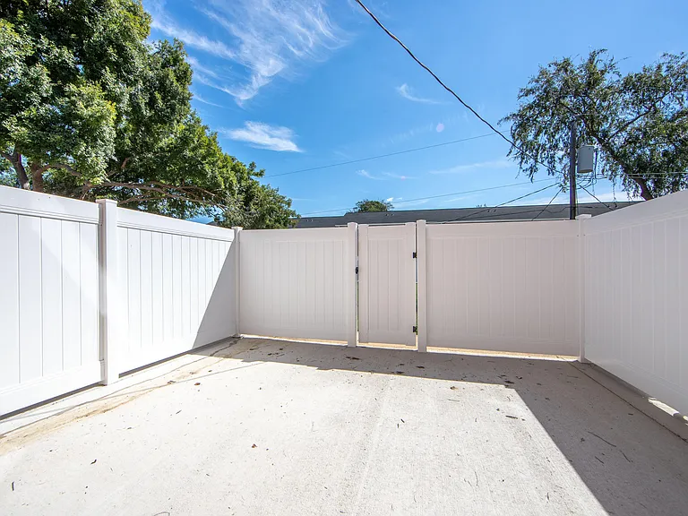 Crystal Lakes Apartments — Photo 18