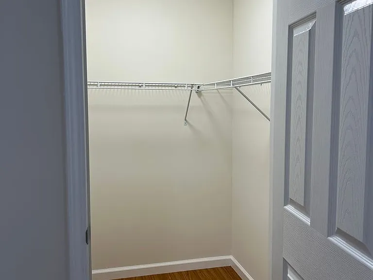 476 London Ct — Photo 13