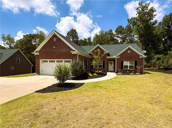 956 Belmont Park Dr, Commerce, GA 30529