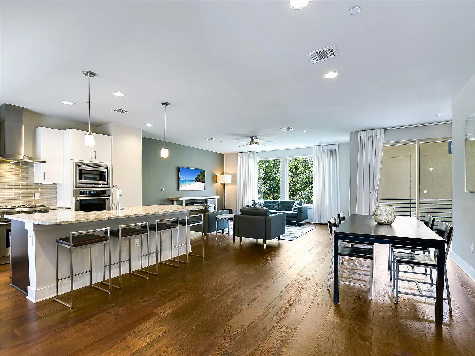 3 bed, 3.5 bath, 2112 sqft, $6,500 — Photo 2