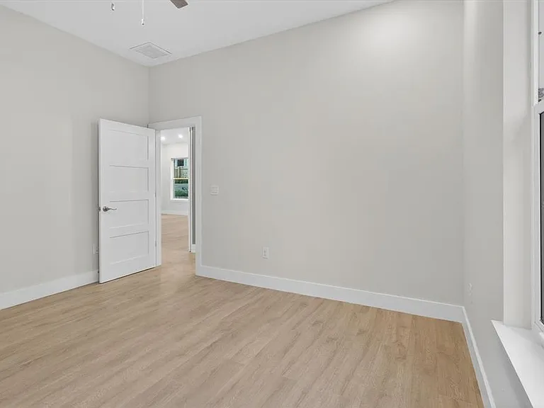 207 Athens St — Photo 52