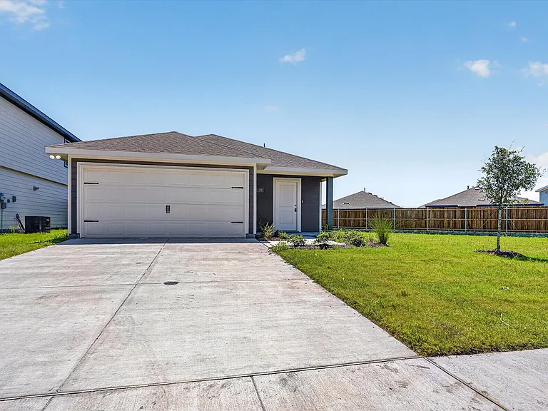 1128 Northfield Dr — Photo 1