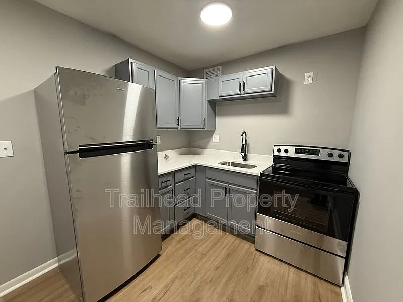 Building Photo - 5811 Maple St #8