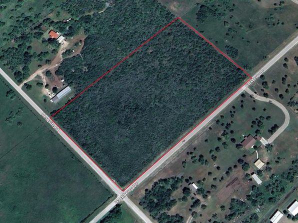 Hackberry Dr, Beeville, TX 78102