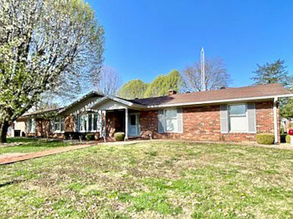 207 April Ave, Carmi, IL 62821