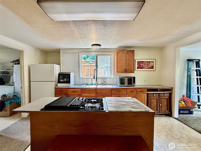 5th image of 3719 Commercial Avenue