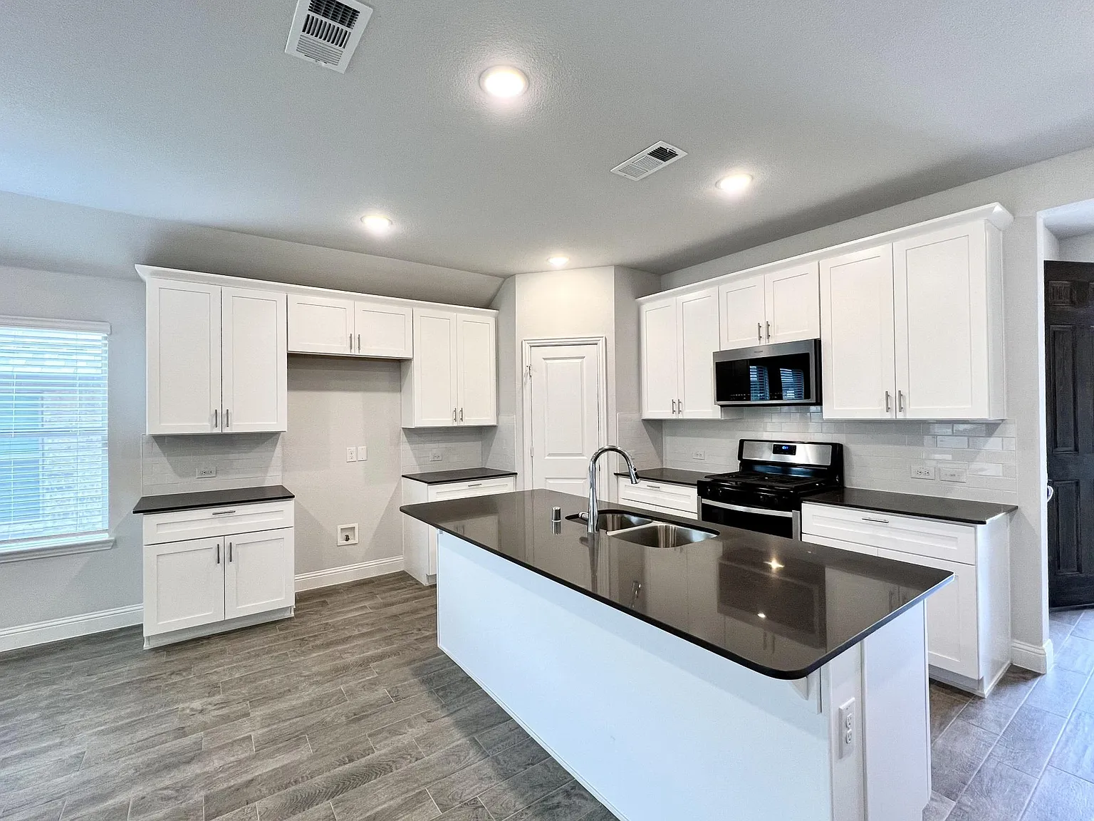 3 bed, 1800 sqft, $2,395 — Photo 4