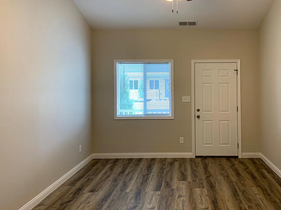Entry w/ 12 ft Vaulted Ceiling