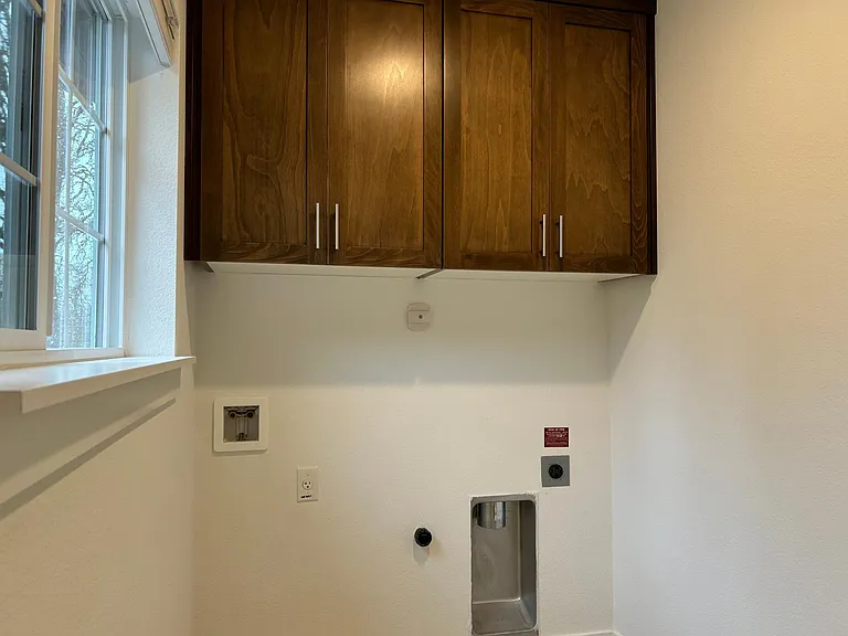 LAUNDRY UPSTAIRS