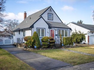 84 Cedar St, Hicksville, NY 11801