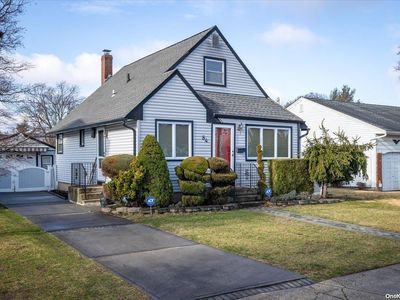84 Cedar Street, Hicksville, NY, 11801