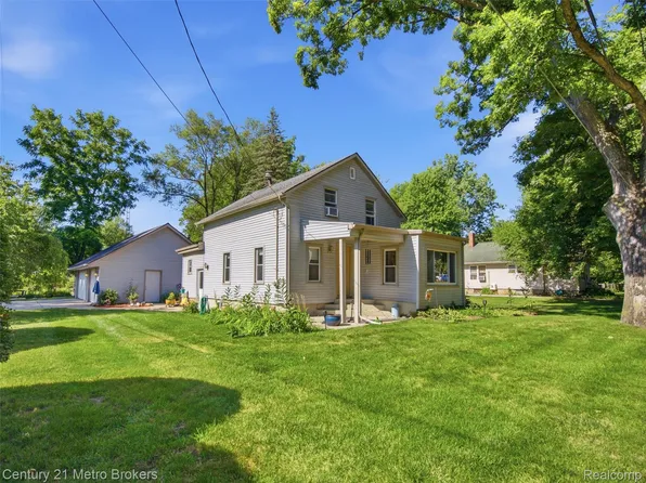 301 Field Rd, Clio, MI 48420