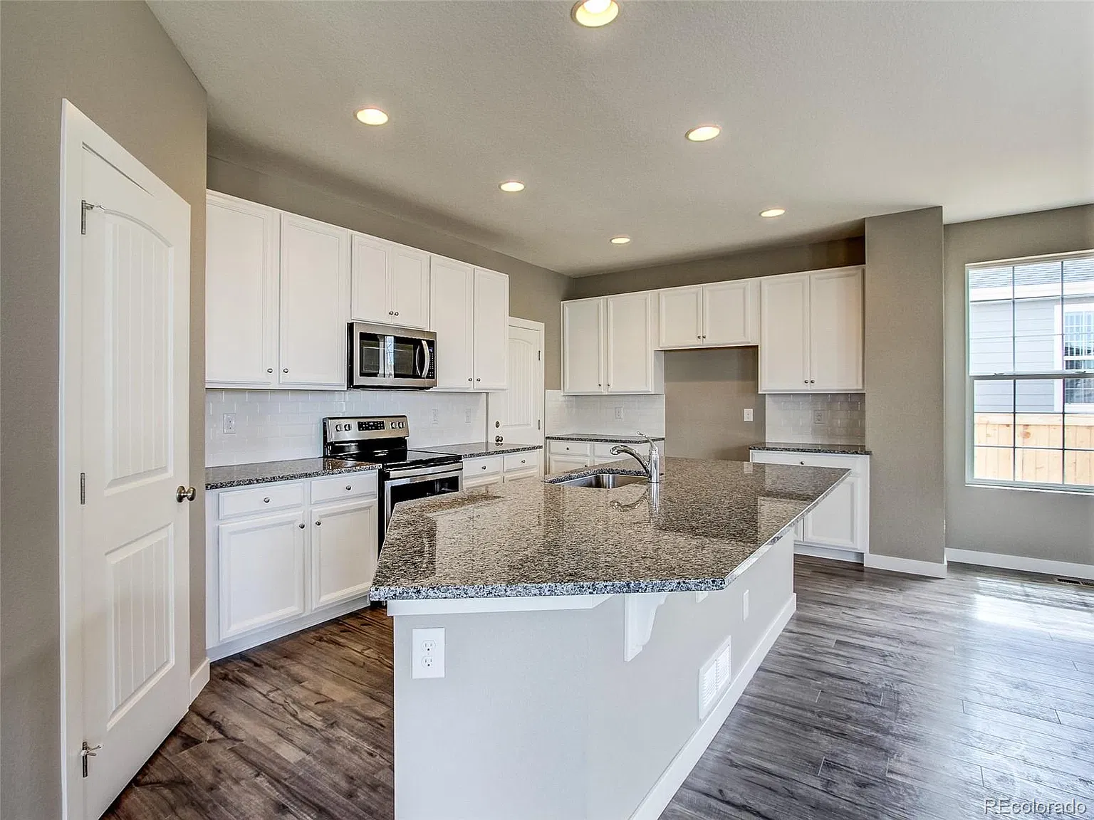 3 bed, 2.5 bath, 2293 sqft, $2,950 — Photo 2