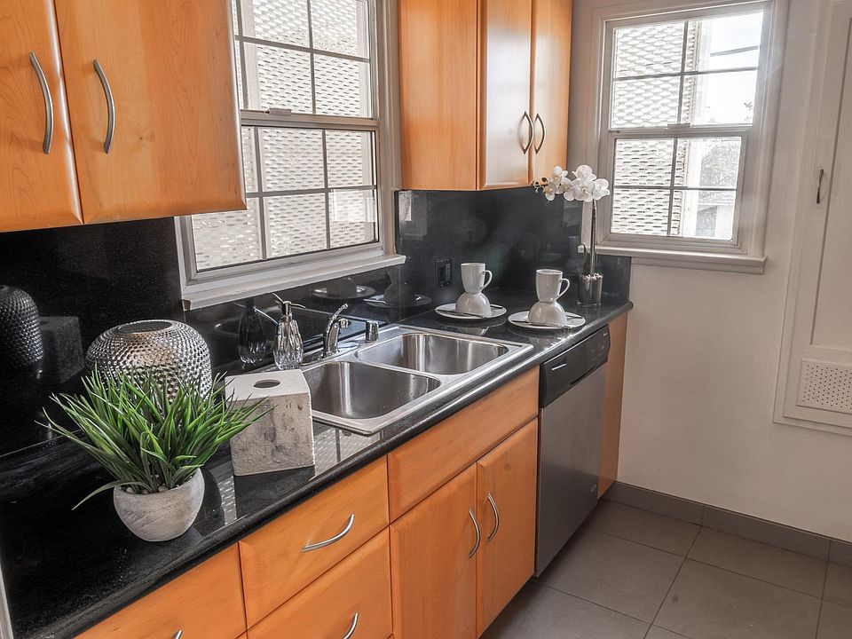 1st image of 1060 20th St #18