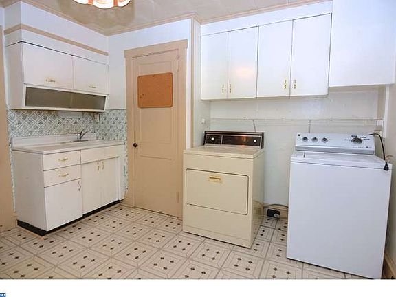 3rd image of 327 W Penn Ave