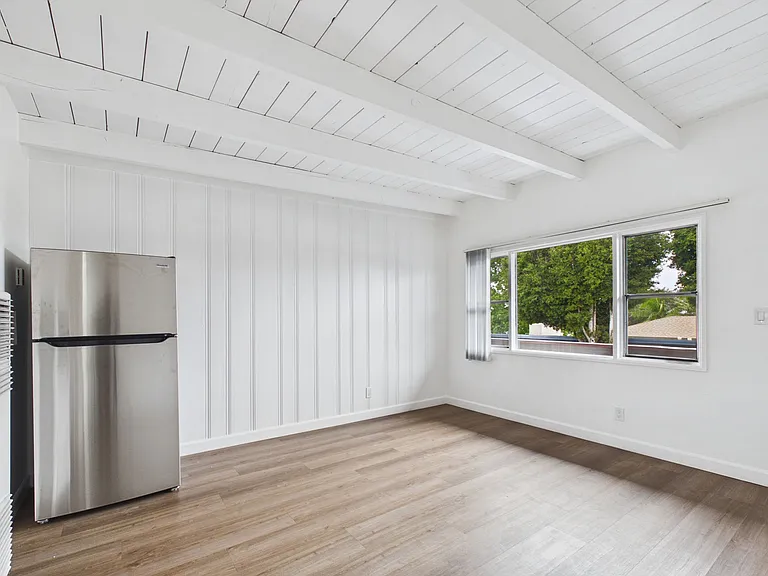 205-215 W Roderick Ave #5 — Photo 9