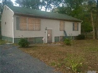 121 Norfleet Ln, Coram, NY 11727