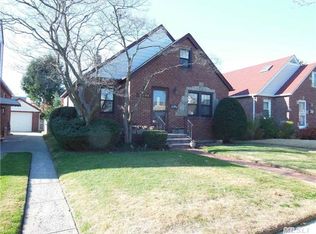 8244 257th St, Glen Oaks, NY 11004