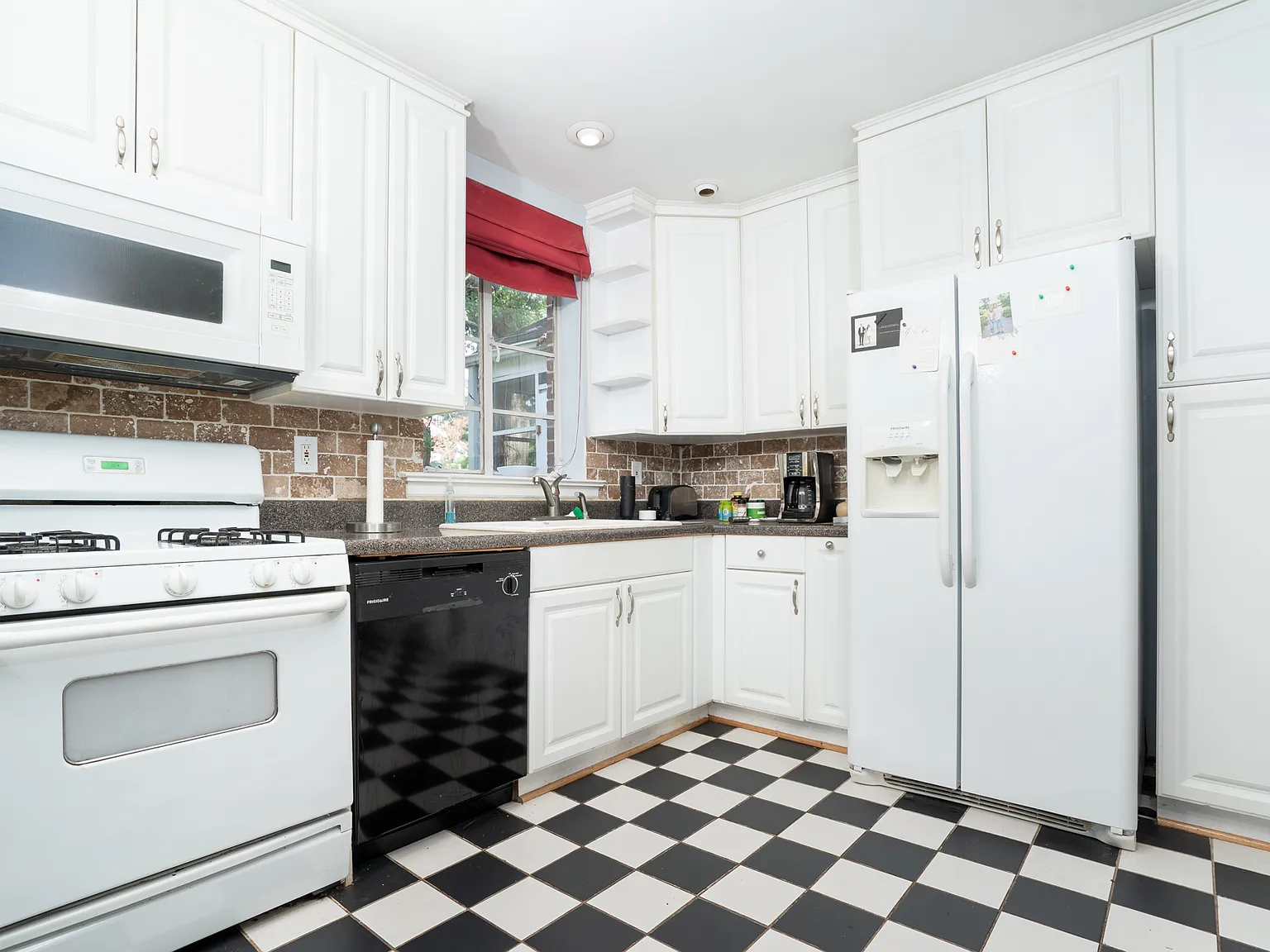 3 bed, 1250 sqft, $2,600 — Photo 2