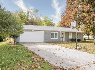 15 Sweetbriar Ct, South Elgin, IL 60177